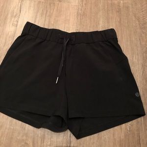 Lululemon On The Fly Short, Size 6